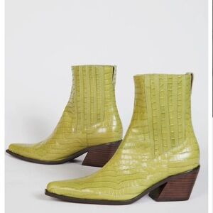 Intentially Blank Boot